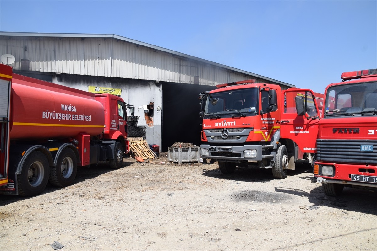 Manisa'nın Ahmetli ilçesinde plastik kasaların bulunduğu depoda çıkan yangın itfaiye ekiplerinin...