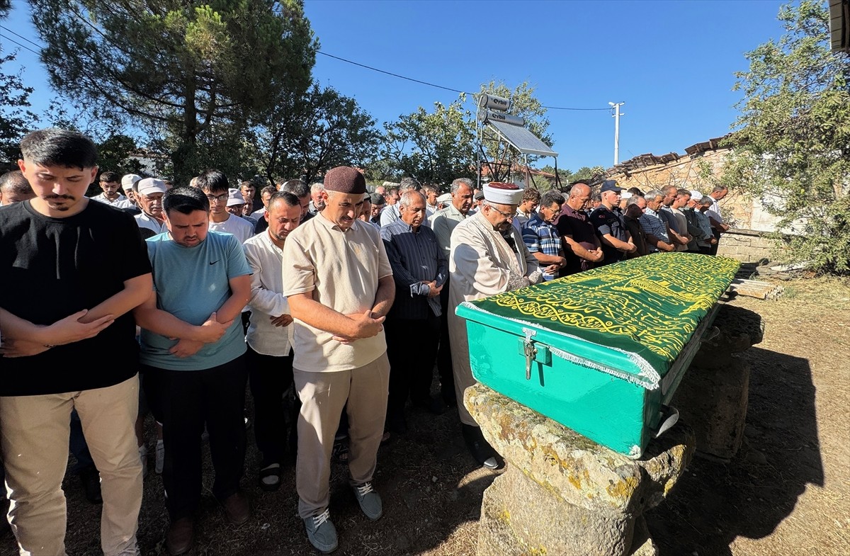 Manisa'nın Gördes ilçesinde, cami mihrabının üzerindeki taç kısmının düşmesi sonucu 1 kişi öldü, 1...