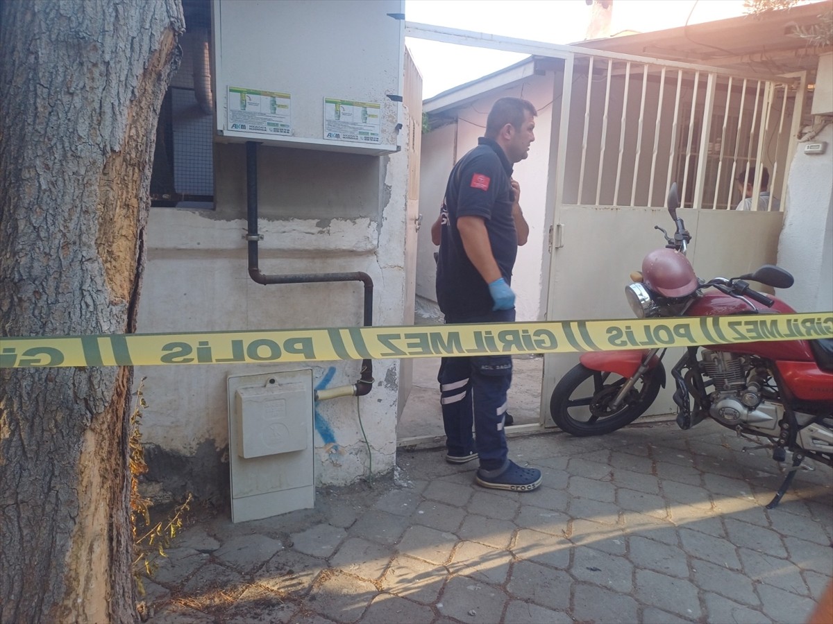 Manisa'nın Salihli ilçesinde 16 yaşındaki kız çocuğu, evinde bıçaklanmış halde ölü...