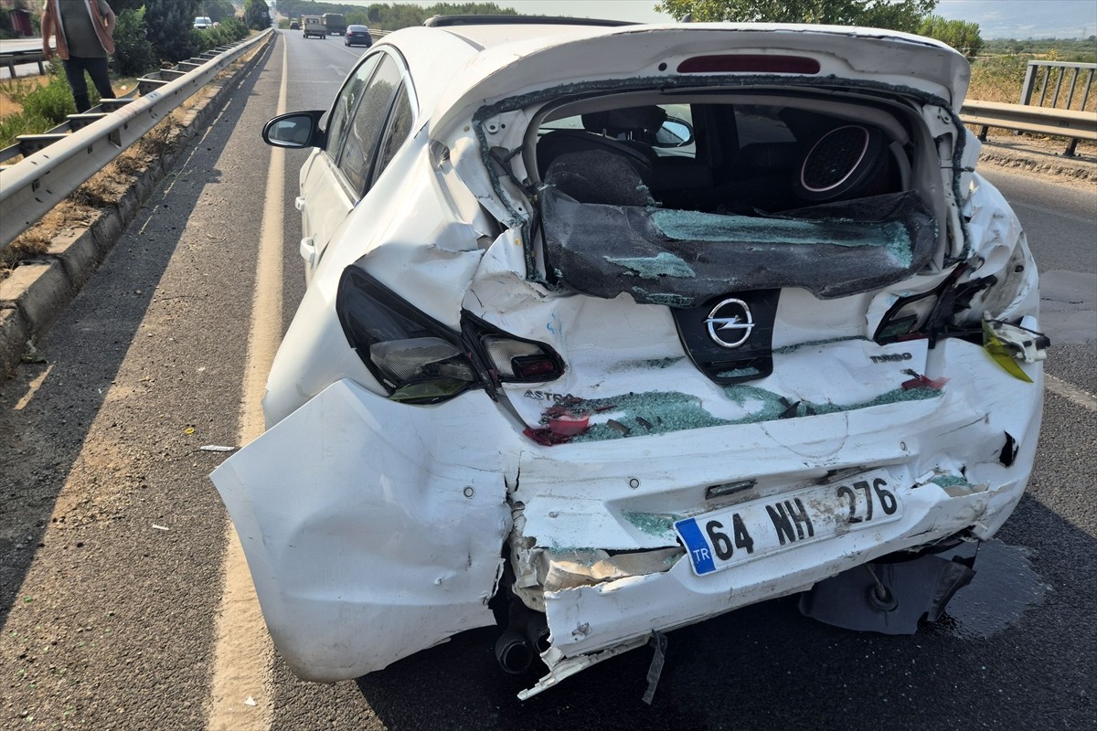 Manisa'nın Turgutlu ilçesinde yolcu otobüsü ile otomobilin çarpışması sonucu 3 kişi...
