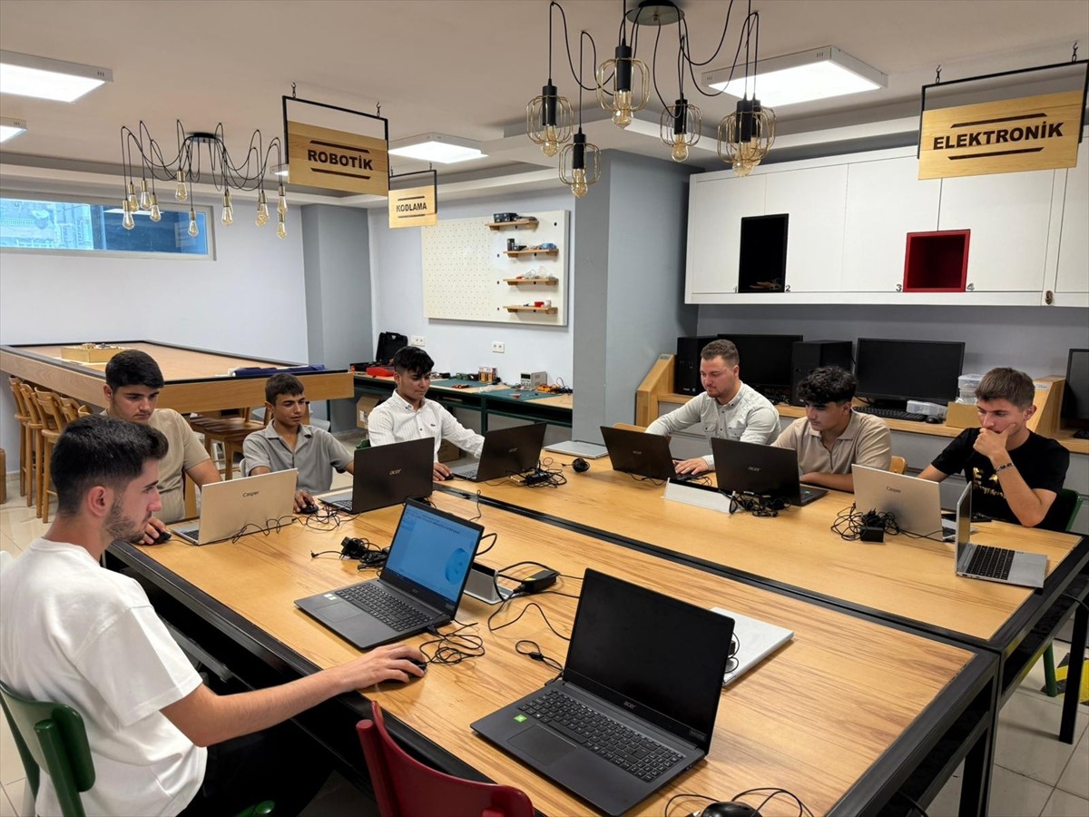 Mardin'de öğrenciler, okulların tatil edilmesinin ardından yaz tatillerini Türkiye Gençlik...