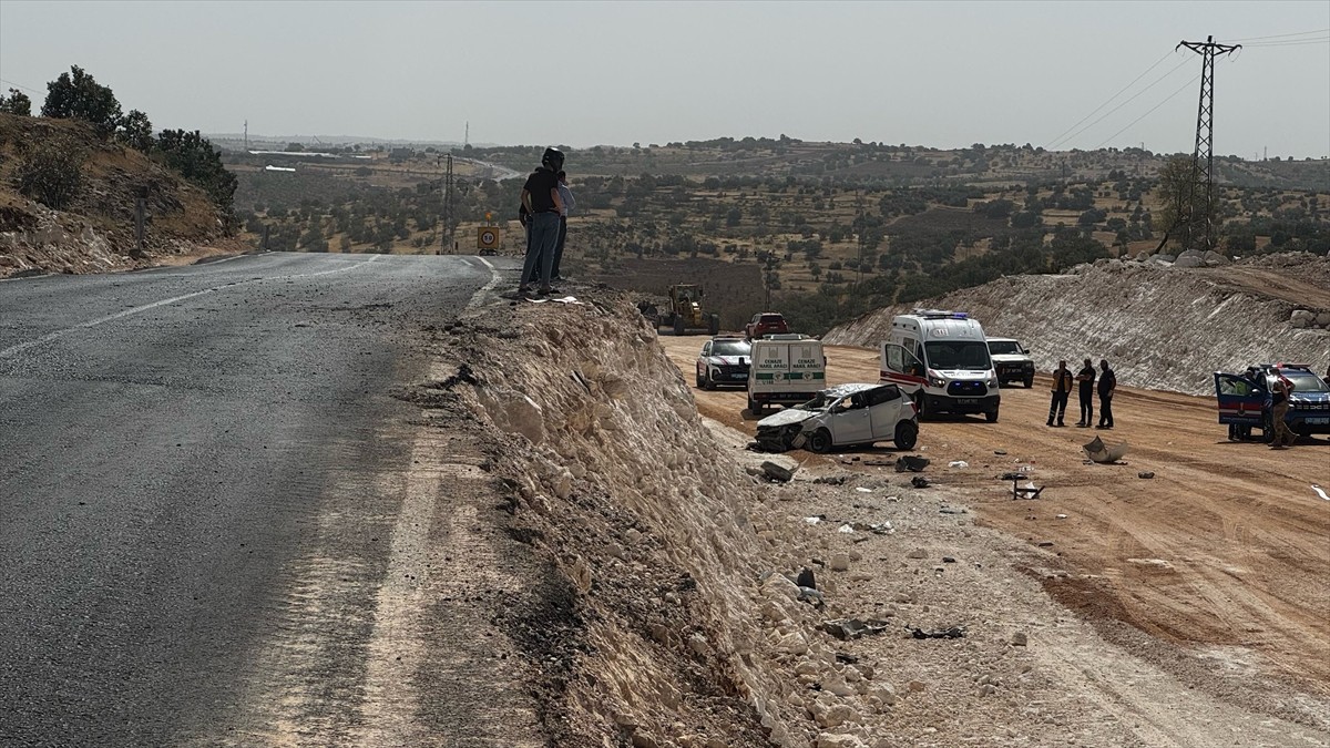 Mardin'in Ömerli ilçesinde yan yola düşen otomobildeki 1 kişi öldü, 2'si çocuk 5 kişi yaralandı....