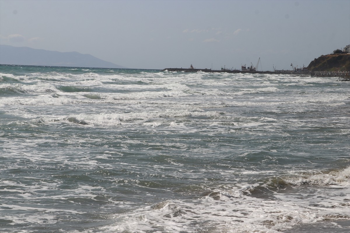 Marmara Denizi'nde 3 gündür etkili olan poyraz, Tekirdağ'da deniz ulaşımında aksamalara yol...