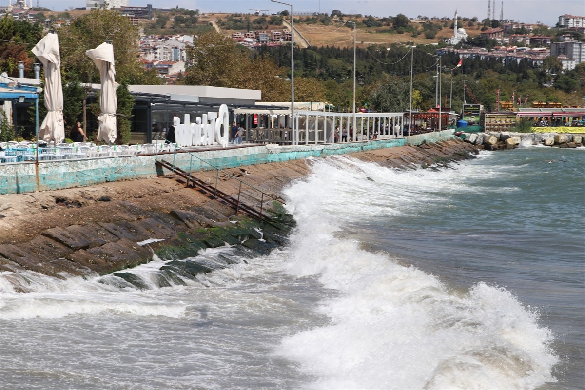 Marmara Denizi'nde etkili olan poyraz, Tekirdağ'da deniz ulaşımında aksamalara neden oluyor.