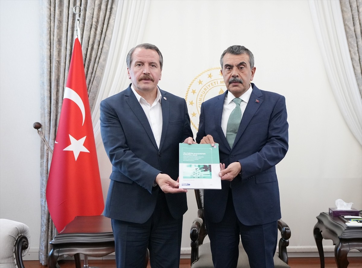  Memur-Sen ve Eğitimciler Birliği Sendikası (Eğitim-Bir-Sen) Genel Başkanı Ali Yalçın, Milli...