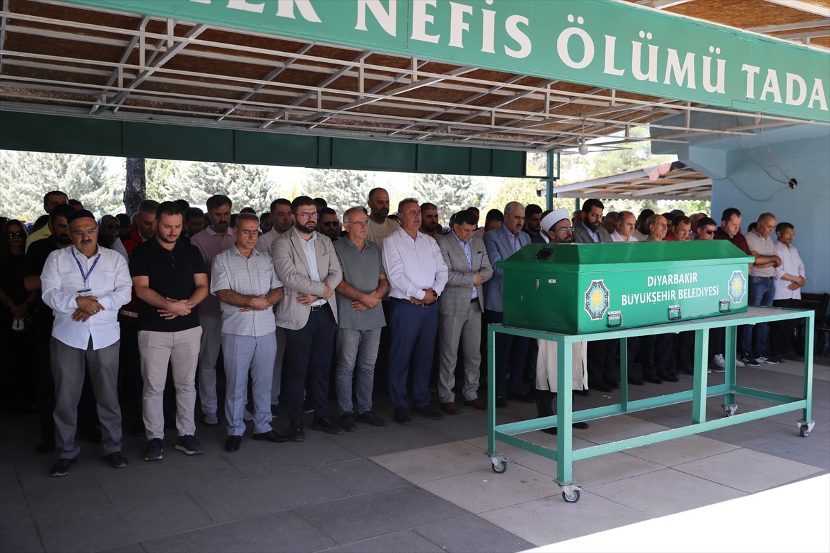 Mersin'in Erdemli ilçesinde yaz kampına götürülen çocukları taşıyan minibüsün tıra çarpması sonucu...