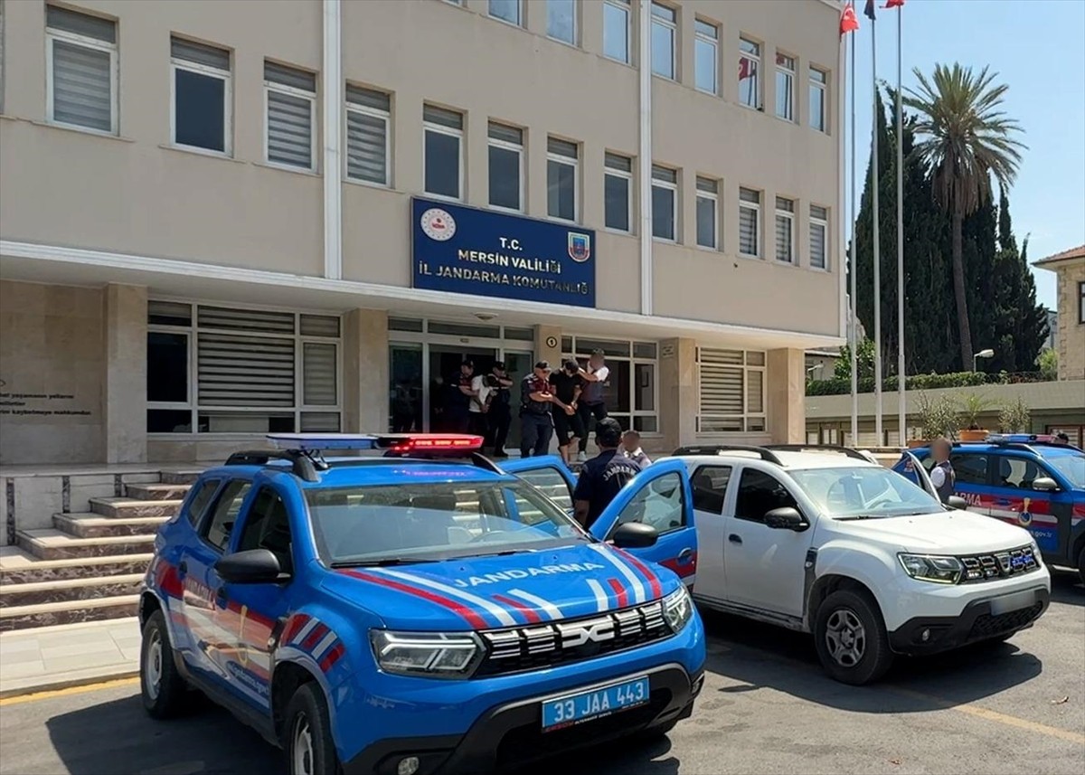 Mersin'in merkez Akdeniz ilçesinde bir kadını öldürüp ormanlık alana bıraktıkları gerekçesiyle...