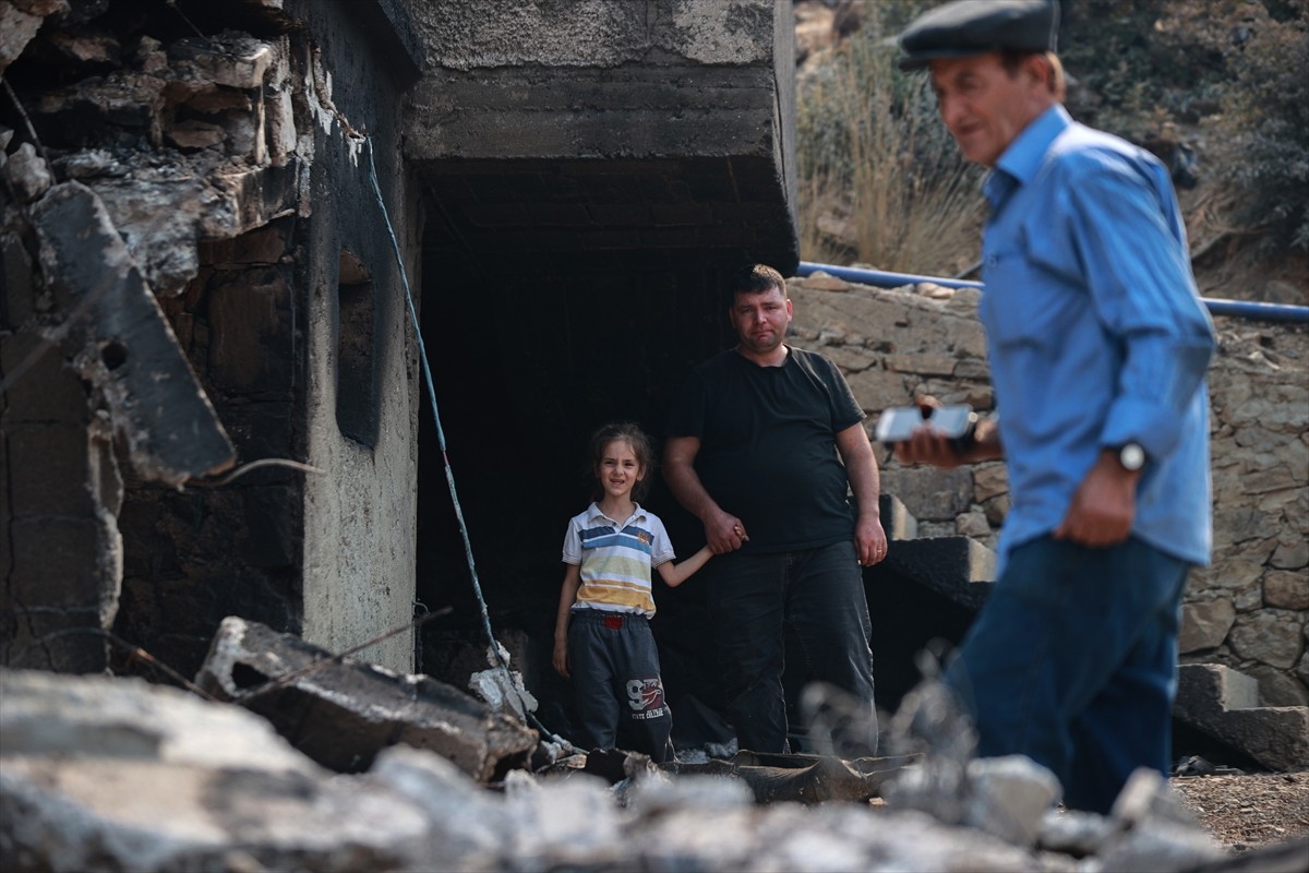 Mersin'in Silifke ilçesinde çıkan orman yangınına ekiplerin havadan ve karadan müdahalesi devam...