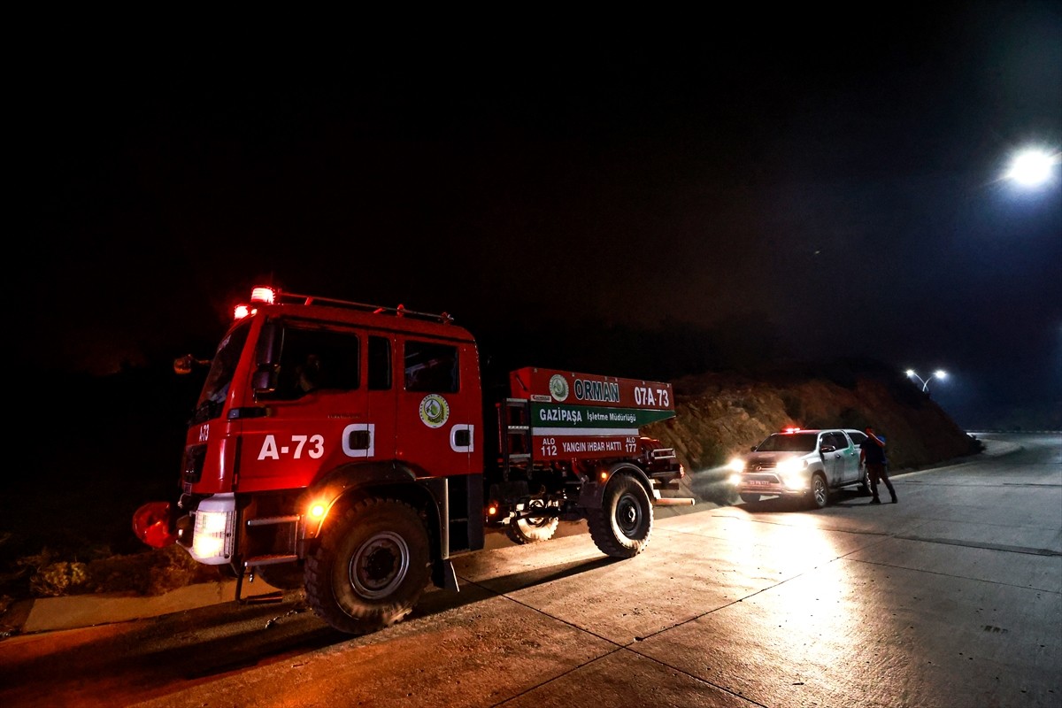 Mersin'in Silifke ilçesinde ormanlık alanda çıkan yangına müdahale ediliyor. 