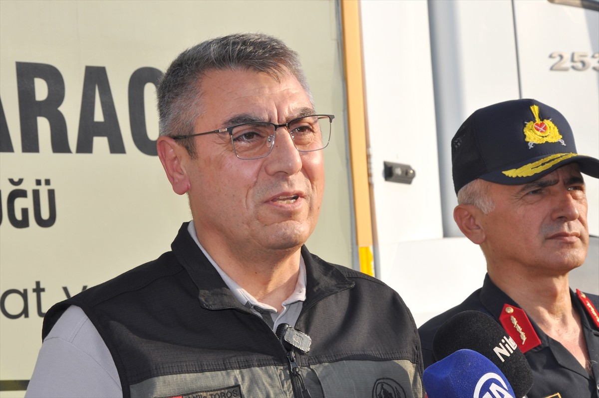 Mersin Valisi Atilla Toros (ortada), Silifke ilçesindeki Akdere Mahallesi'nde yangın yönetim...