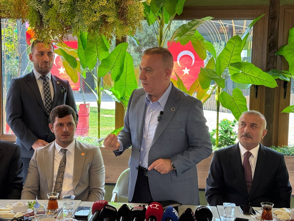 MHP Genel Başkan Yardımcısı İzzet Ulvi Yönter (sağ 3), Beykoz'daki İstanbul Kuş Cenneti'nde...