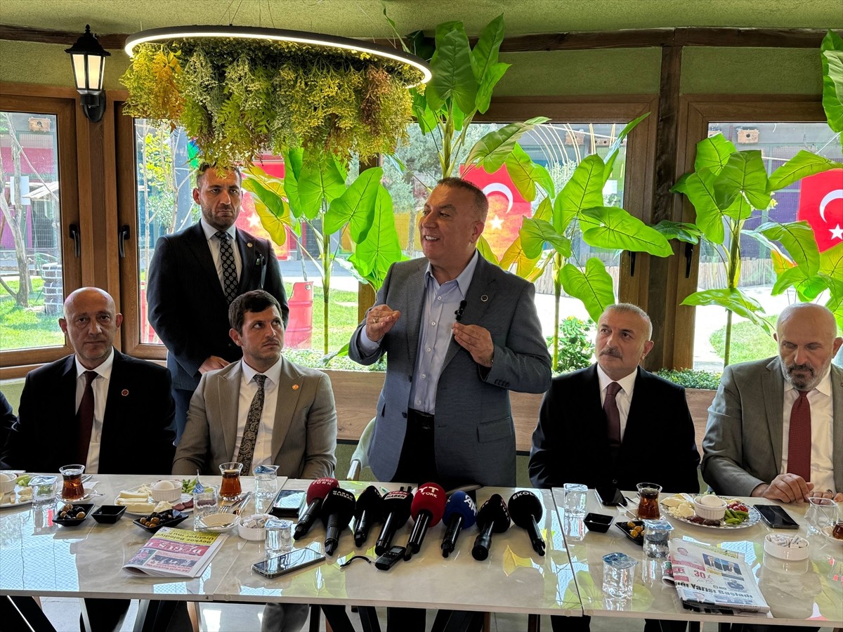 MHP Genel Başkan Yardımcısı İzzet Ulvi Yönter (sağ 3), Beykoz'daki İstanbul Kuş Cenneti'nde...