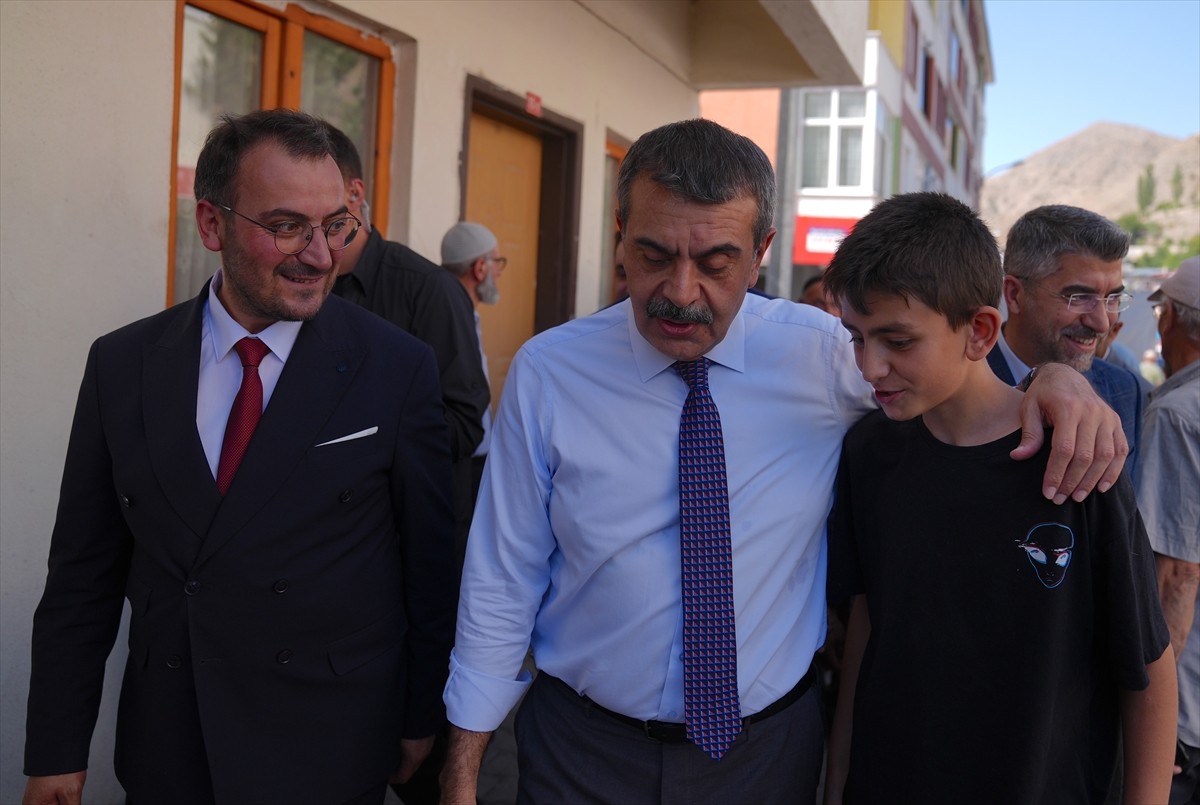 Milli Eğitim Bakanı Yusuf Tekin, çeşitli programları kapsamında, memleketi Erzurum'un Uzundere...