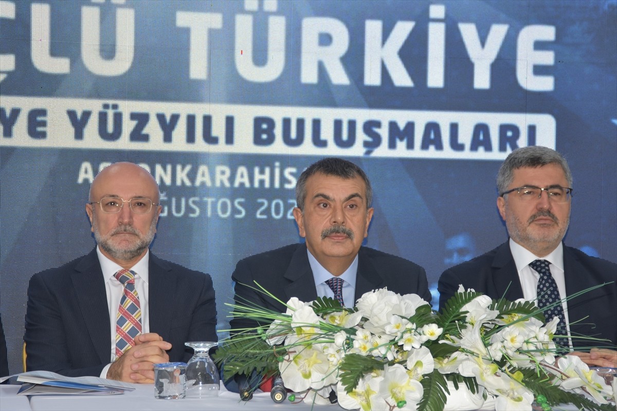 Milli Eğitim Bakanı Yusuf Tekin (ortada), Afyonkarahisar Öğretmenevi'nde düzenlenen "Türkiye...