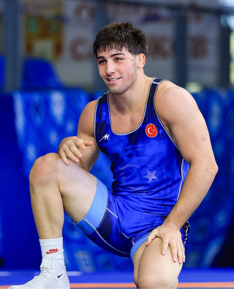 Milli güreşçi Ahmet Yağan, Bulgaristan'da düzenlenen Dünya 20 Yaş Altı Güreş Şampiyonası'nda bronz...