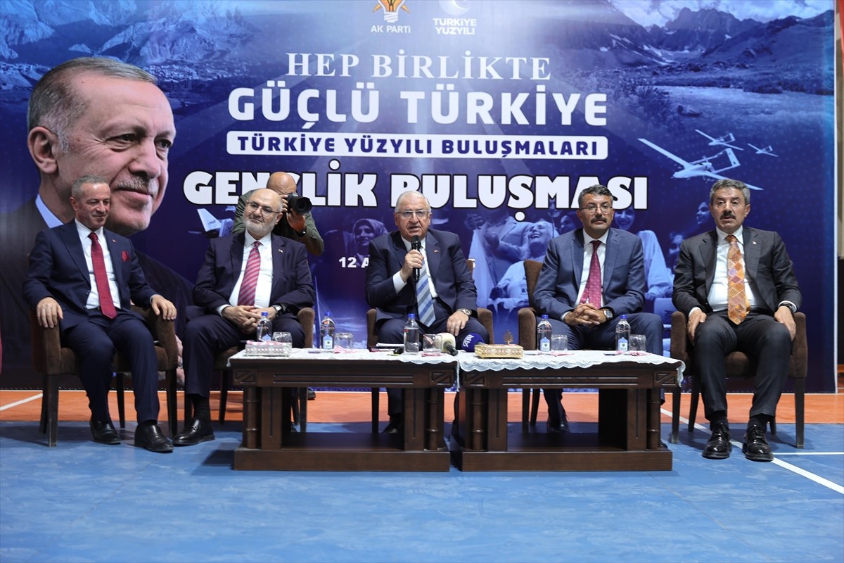 Milli Savunma Bakanı Yaşar Güler, Hakkari'deki programları kapsamında Gençlik Merkezi'nde...