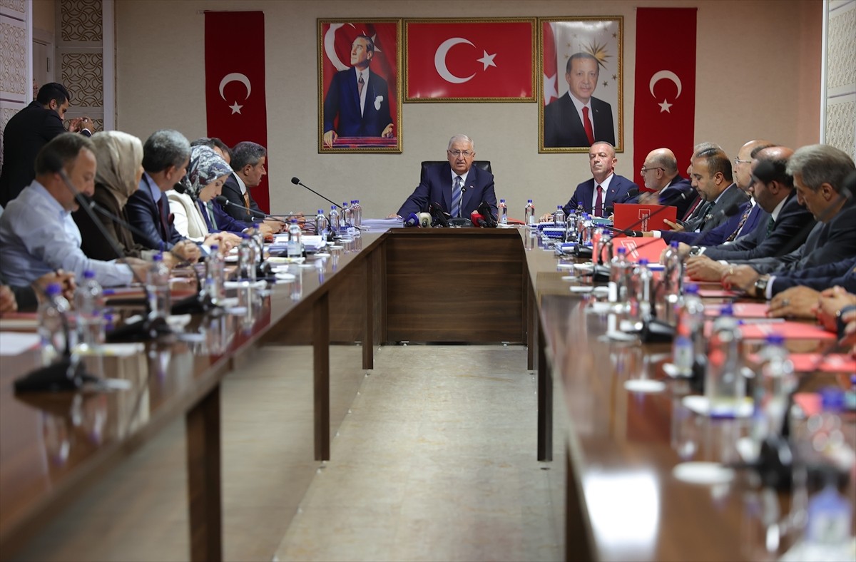 Milli Savunma Bakanı Yaşar Güler, Hakkari Öğretmenevi'nde basın toplantısı düzenledi.