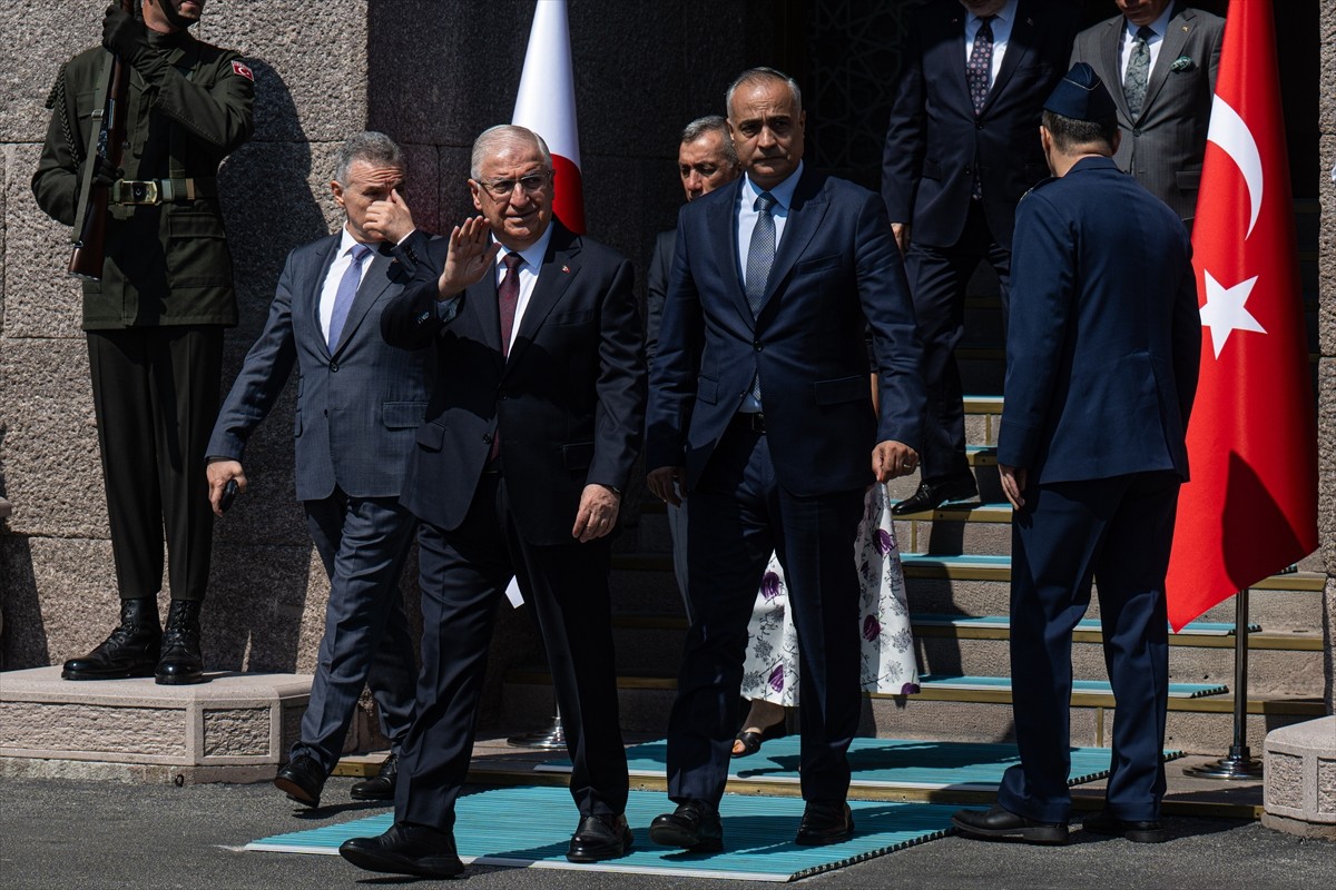 Milli Savunma Bakanı Yaşar Güler (önde), Japonya Savunma Bakanı Nakatani Gen ile bir araya geldi....