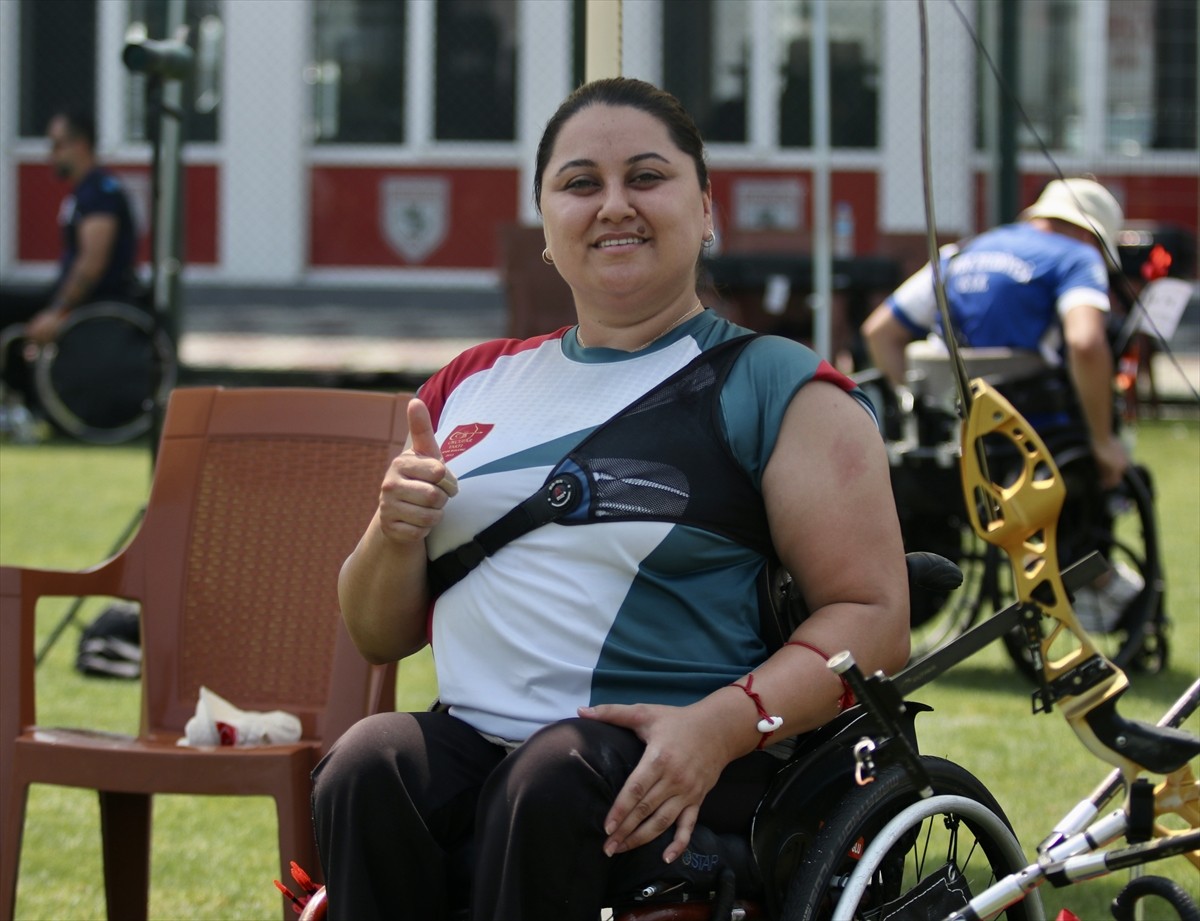 Milli sporcu Merve Nur Eroğlu, Paris 2024 Paralimpik Oyunları'nda aldığı gümüş madalyayı Los...