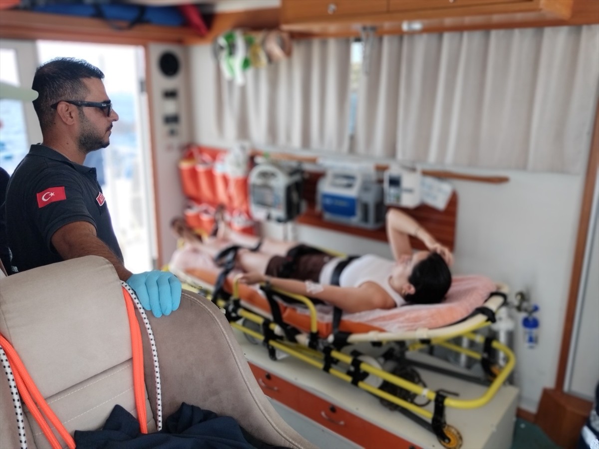 Muğla'nın Bodrum ilçesi açıklarında teknede fenalaşan Meksikalı turiste tıbbi tahliye...