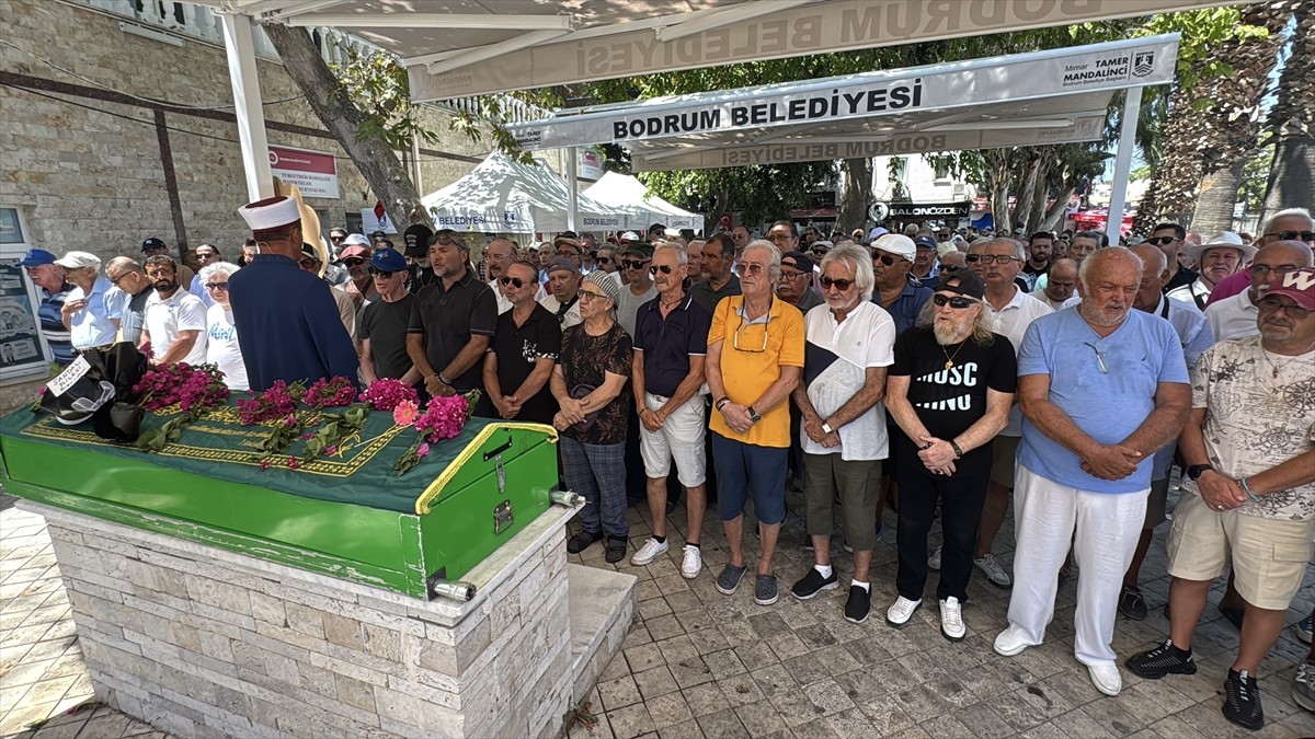 Muğla'nın Bodrum ilçesinde hayatını kaybeden müzisyen ve besteci Selçuk Alagöz'ün cenazesi kılınan...