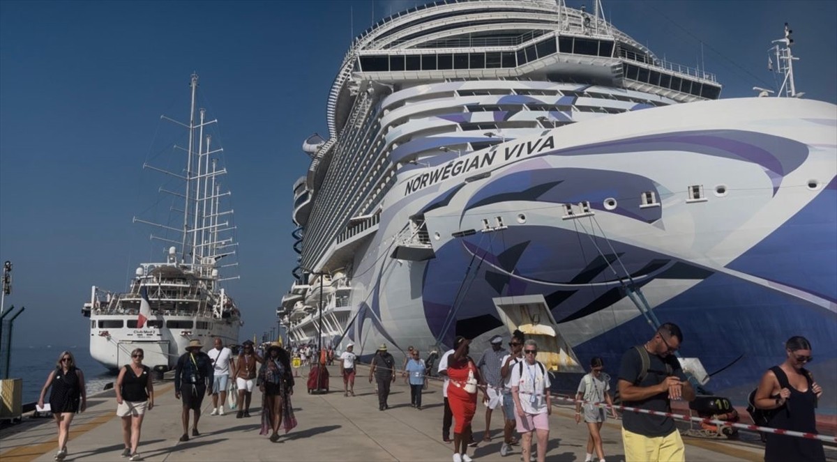 Muğla'nın Bodrum ilçesine "Norwegian Viva" isimli kruvaziyer ve "Club Med 2" isimli yelkenli yolcu...