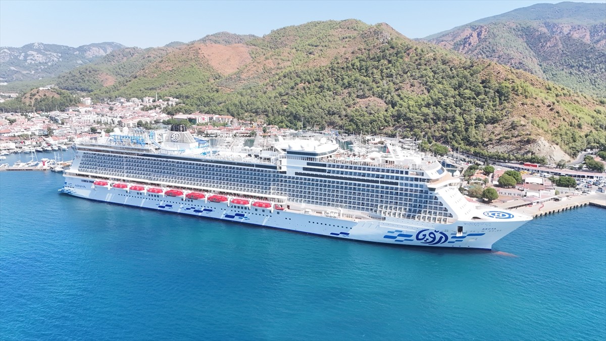Muğla'nın Marmaris ilçesine gelen "Aroya" isimli kruvaziyer 2 bin 684 yolcu getirdi. Malta...