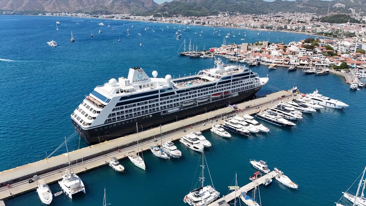Muğla'nın Marmaris ilçesine "Club Med 2" ve "Azamara Pursuit" (fotoğrafta) isimli iki kruvaziyer...