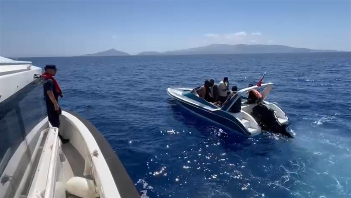 Muğla'nın Marmaris ve Datça ilçeleri açıklarında 39 düzensiz göçmen kurtarıldı, göçmen kaçakçısı...