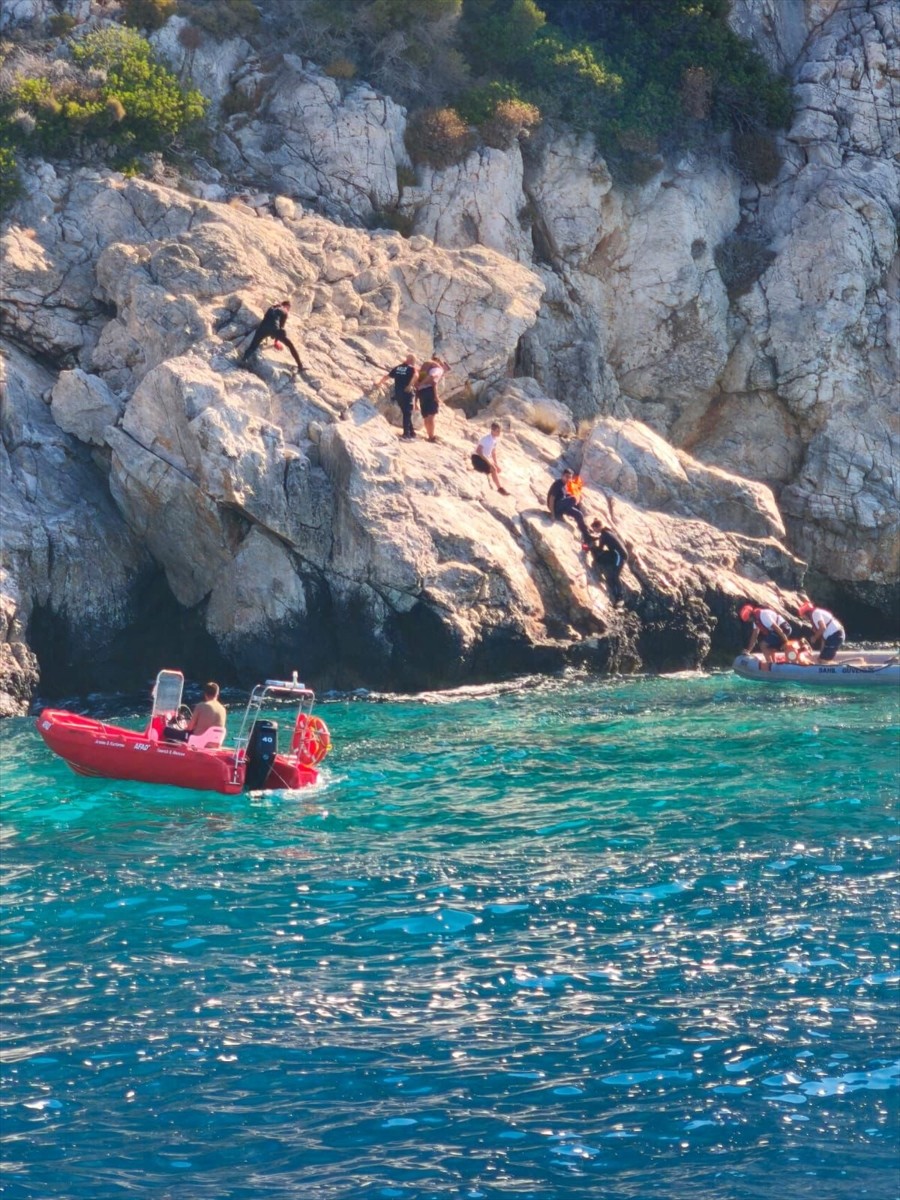 Muğla'nın Milas ilçesinde 8 kişinin bulunduğu fiber teknenin batması sonucu kayıp olarak aranan 2...