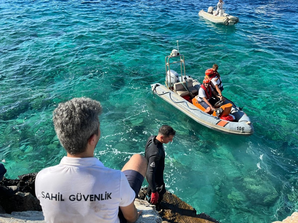 Muğla'nın Milas ilçesinde 8 kişinin bulunduğu fiber teknenin batması sonucu kayıp olarak aranan 2...