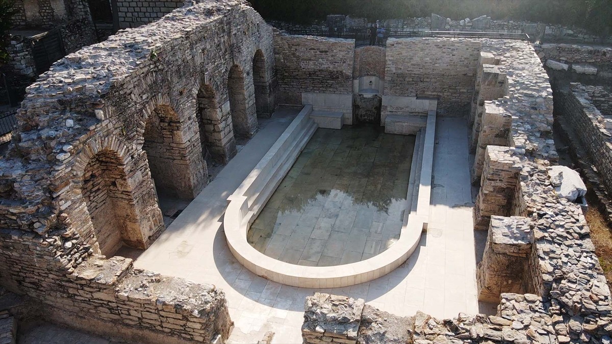 Muğla'nın Yatağan ilçesindeki Stratonikeia Antik Kenti'nde bulunan Roma hamamında yürütülen kazı...