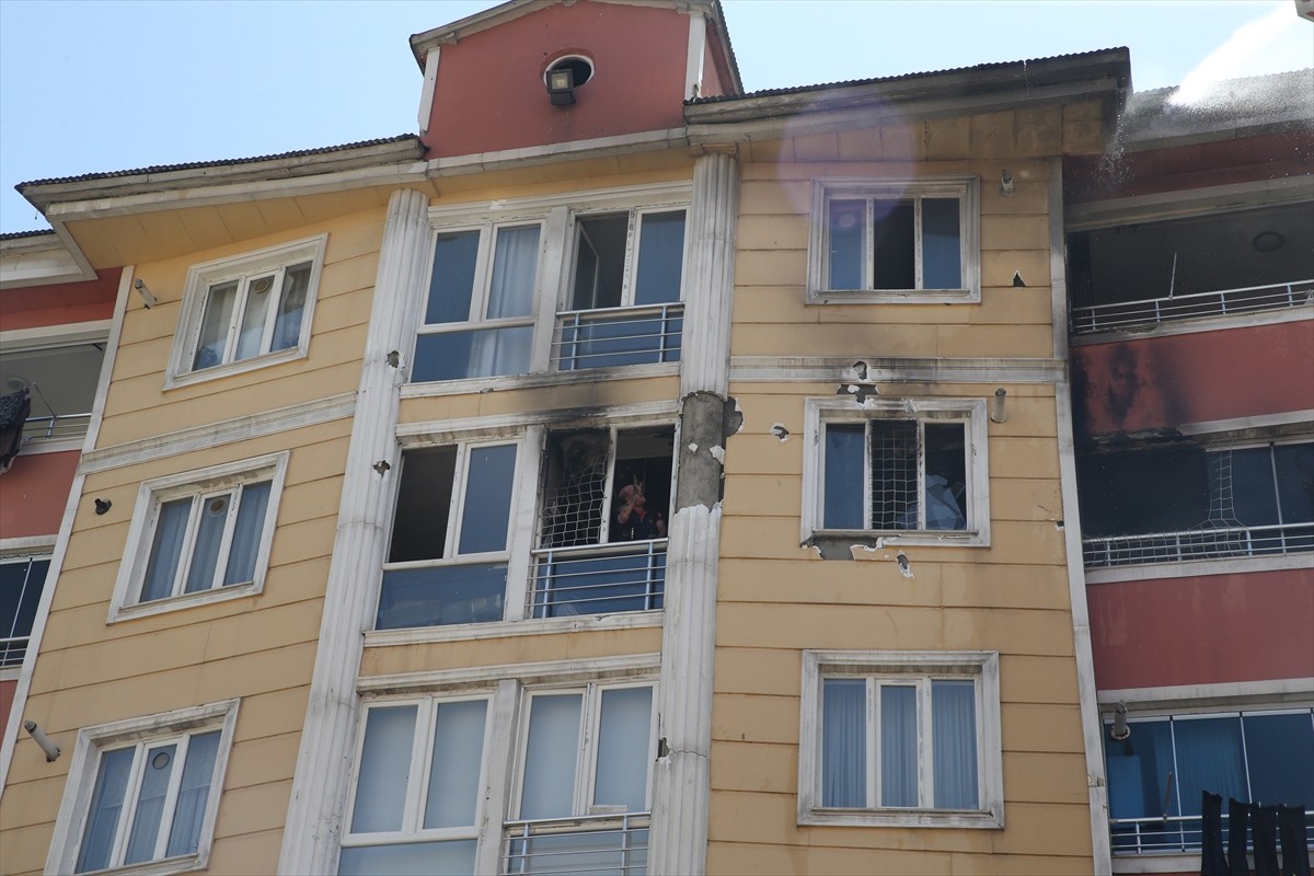 Muş'ta 7 katlı bir binada çıkan yangın nedeniyle 3 evde hasar oluştu, dumandan etkilenen 6 kişi...
