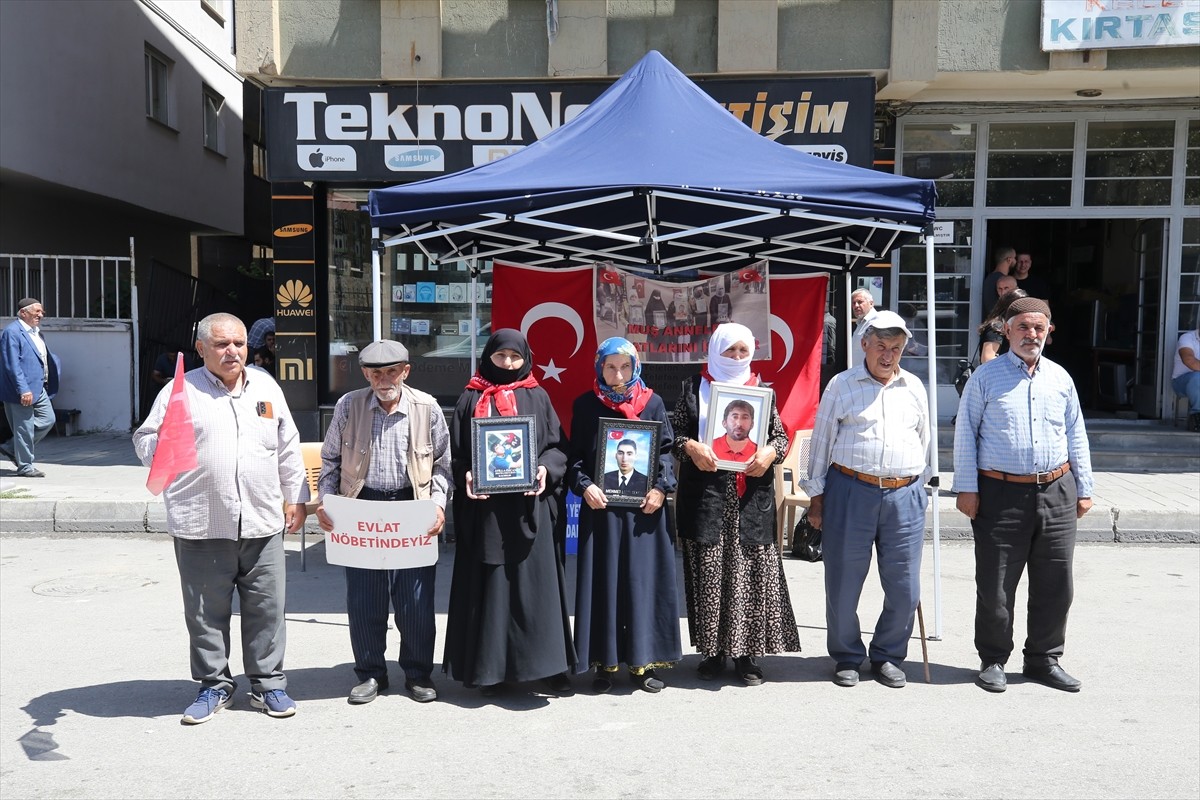 Muş'ta çocukları terör örgütü PKK tarafından kaçırılan aileler, DEM Parti İl Başkanlığı binası...