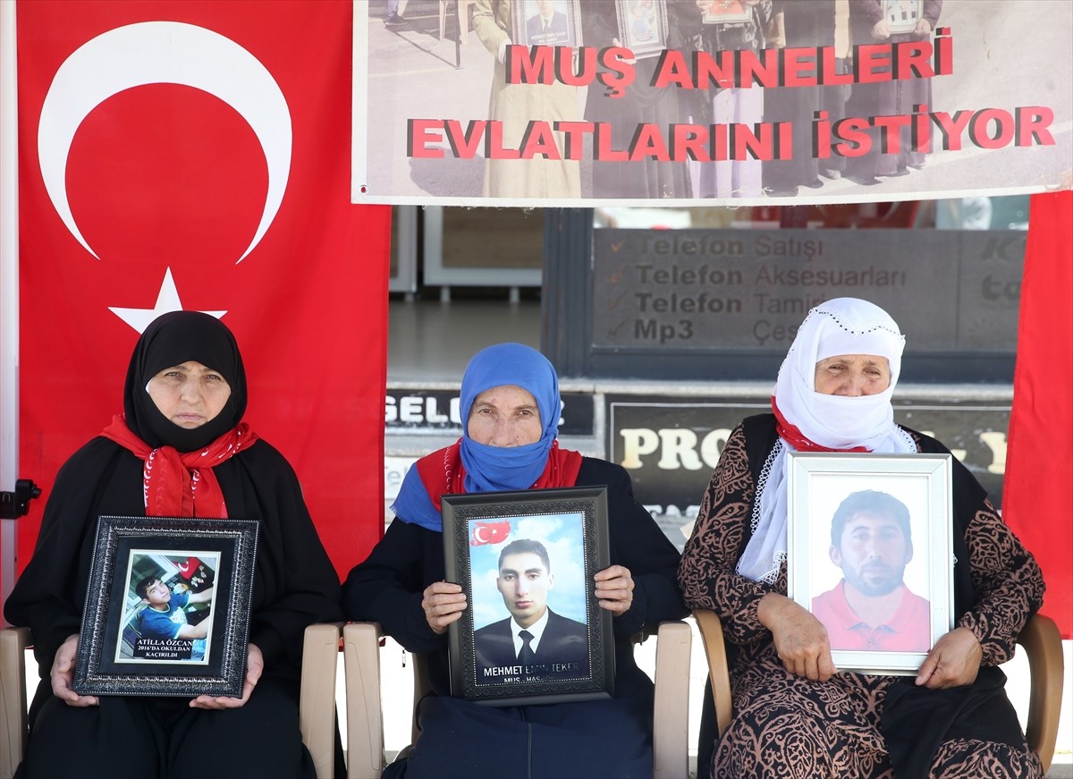 Muş'ta çocuklarının terör örgütü PKK tarafından dağa götürülmesinden DEM Parti'yi sorumlu tutan...