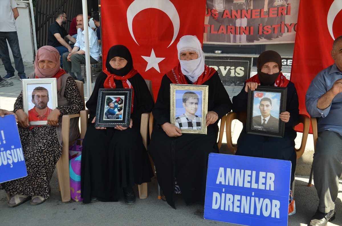 Muş'ta çocuklarının terör örgütü PKK tarafından dağa götürülmesinden DEM Parti'yi sorumlu tutan...