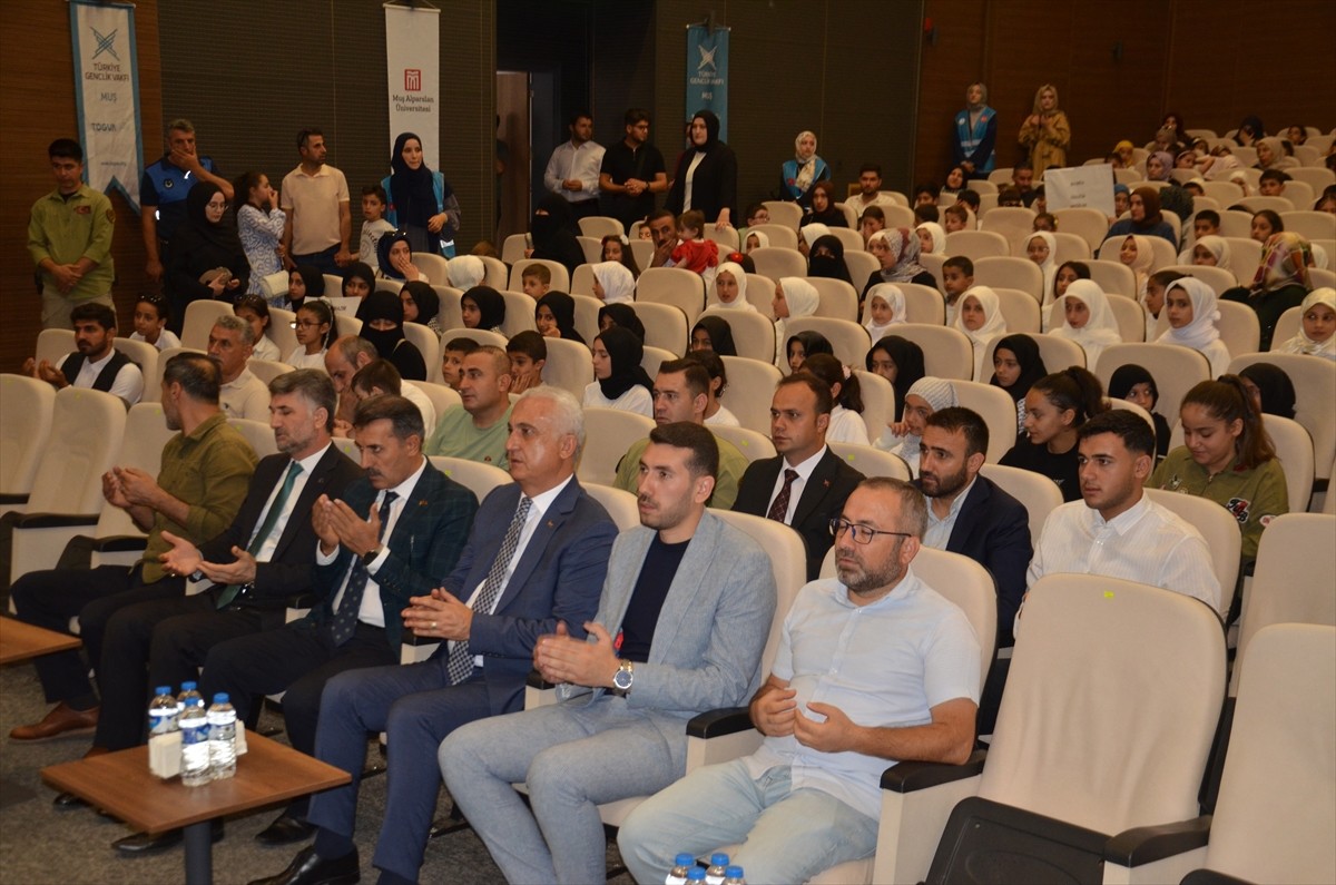 Muş'ta Türkiye Gençlik Vakfının (TÜGVA) yaz okulu kapanış programı Alparslan Üniversitesi İslami...