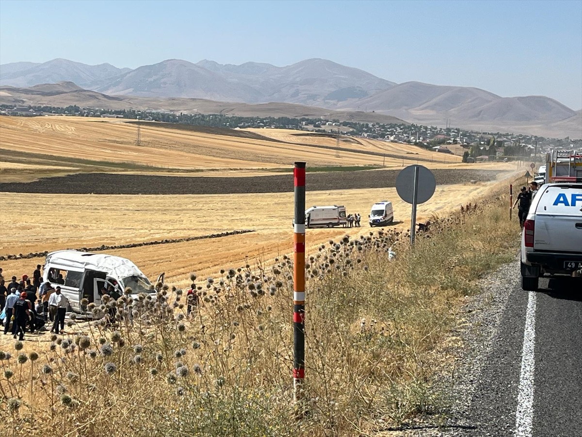 Muş'un Bulanık ilçesinde minibüsün şarampole devrilmesi sonucu 1'i ağır 10 kişi yaralandı. Kaza...