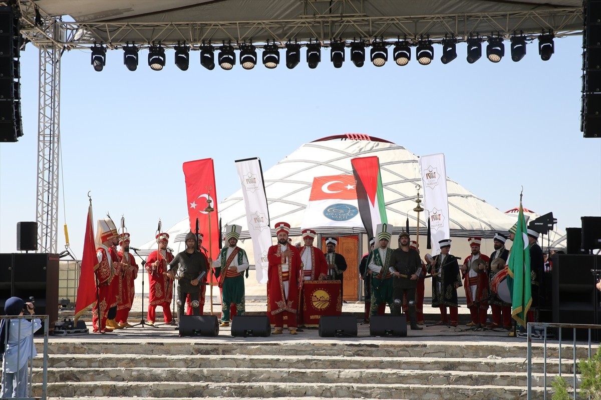 Muş'un Malazgirt ilçesinde, Türklere Anadolu'nun kapılarını açan Malazgirt Zaferi'nin 954. yıl...