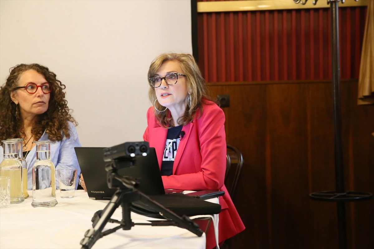 Musevi asıllı aktivist Dalia Sarig-Fellner (sol 2), İsrailli aktivist Ronnie Barkan ve Avusturyalı...