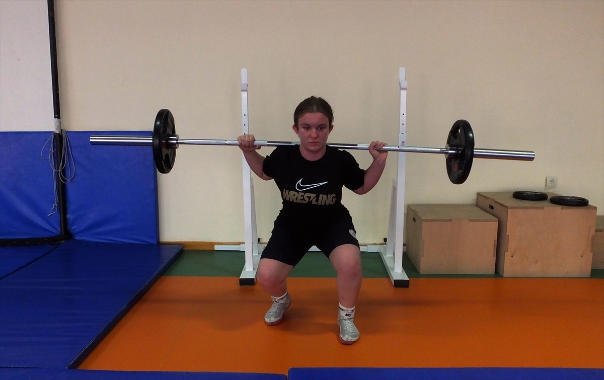 Nevşehir'de 3 yıl önce güreşe başlayan 18 yaşındaki Ravza Nur Yedier, kısa sürede elde ettiği...