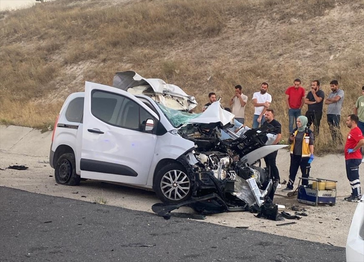 Nevşehir'de tıra arkadan çarpan hafif ticari aracın sürücüsü yaşamını yitirdi.