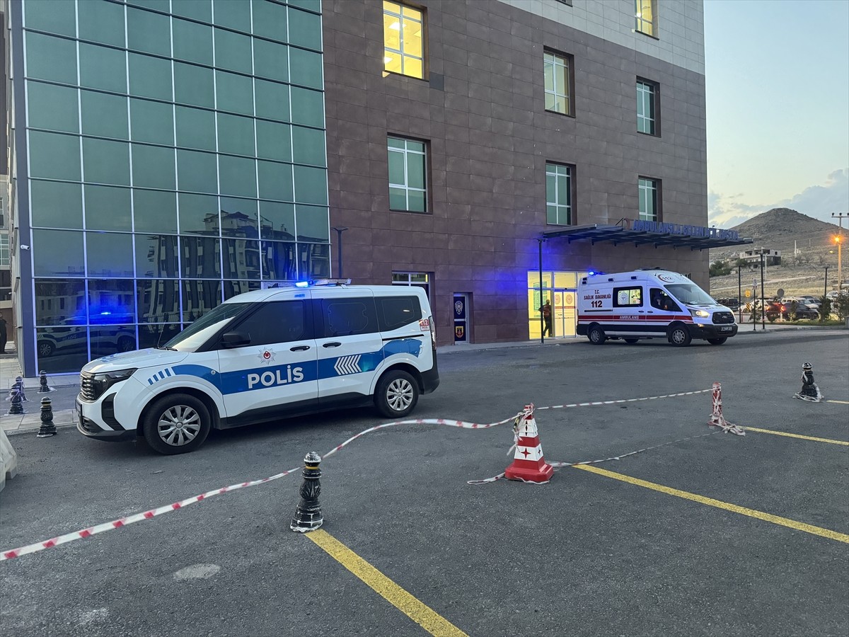 Niğde'de bir iş yerine düzenlenen silahlı saldırıda 8 yaşındaki çocuk yaralandı. Yaralanan M.E.A...