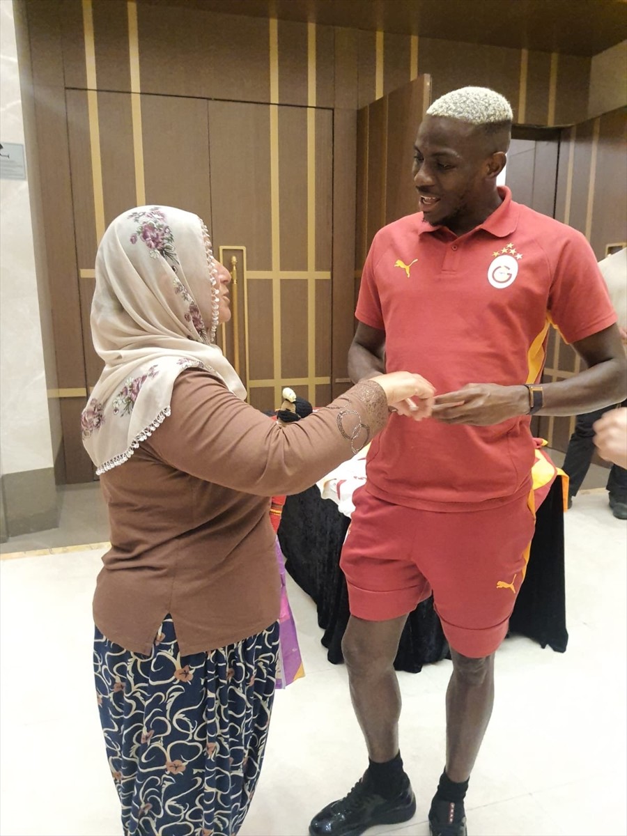 Nijeryalı golcü Victor Osimhen'e örgü bebek hediye etmesiyle tanınan 56 yaşındaki çiftçi Neslihan...