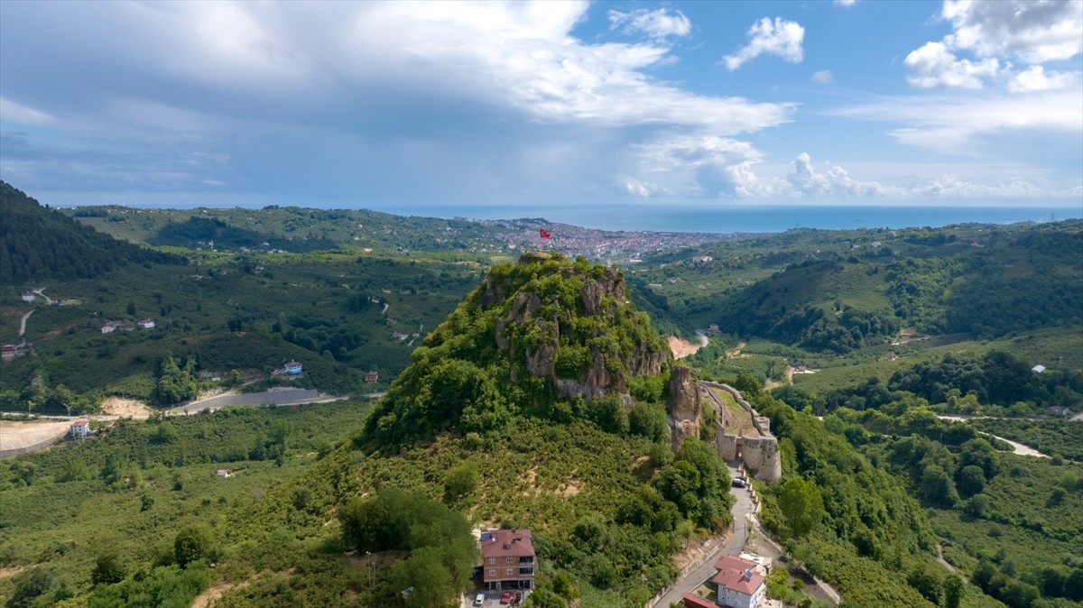 Ordu'da yeniden turizme açılan 2 bin 500 yıllık Ünye Kalesi'ni iki ayda 115 bin kişi ziyaret...