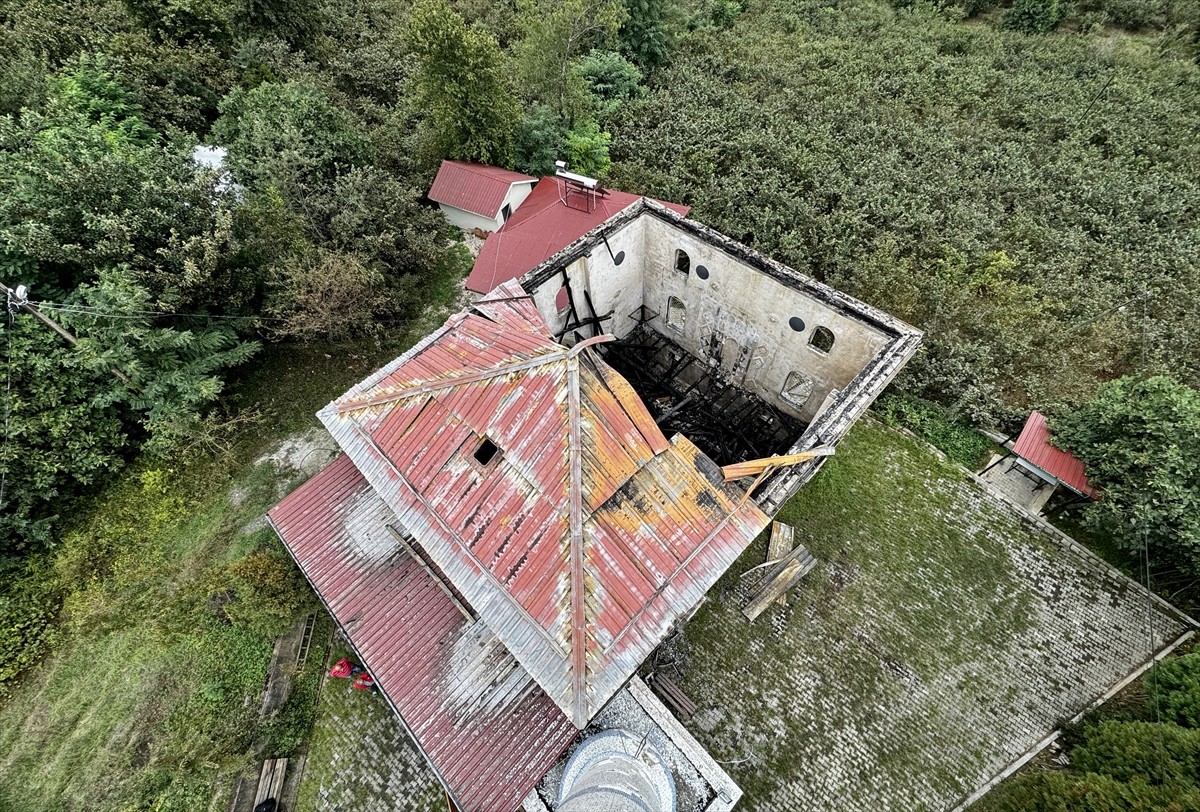Ordu'nun Altınordu ilçesinde çıkan yangında cami kullanılamaz hale geldi.