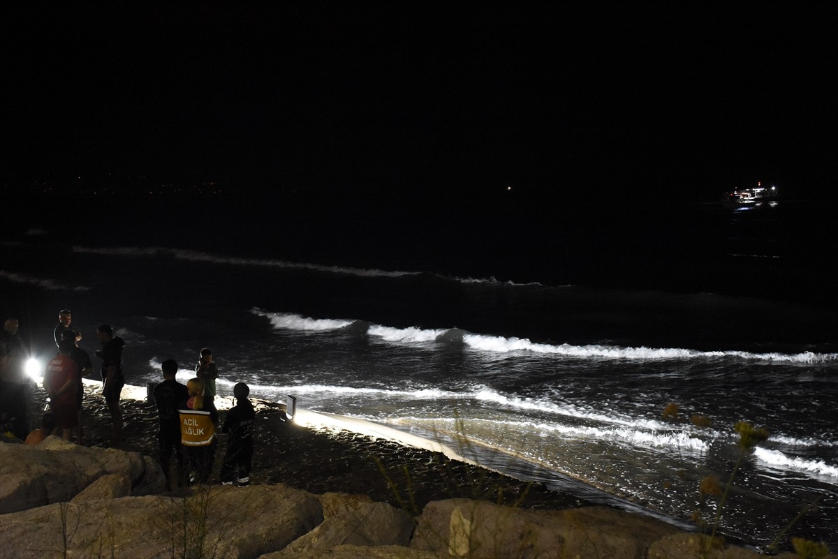 Ordu'nun Gülyalı ilçesinde denizde boğulma tehlikesi geçiren 2 mevsimlik tarım işçisinden biri...