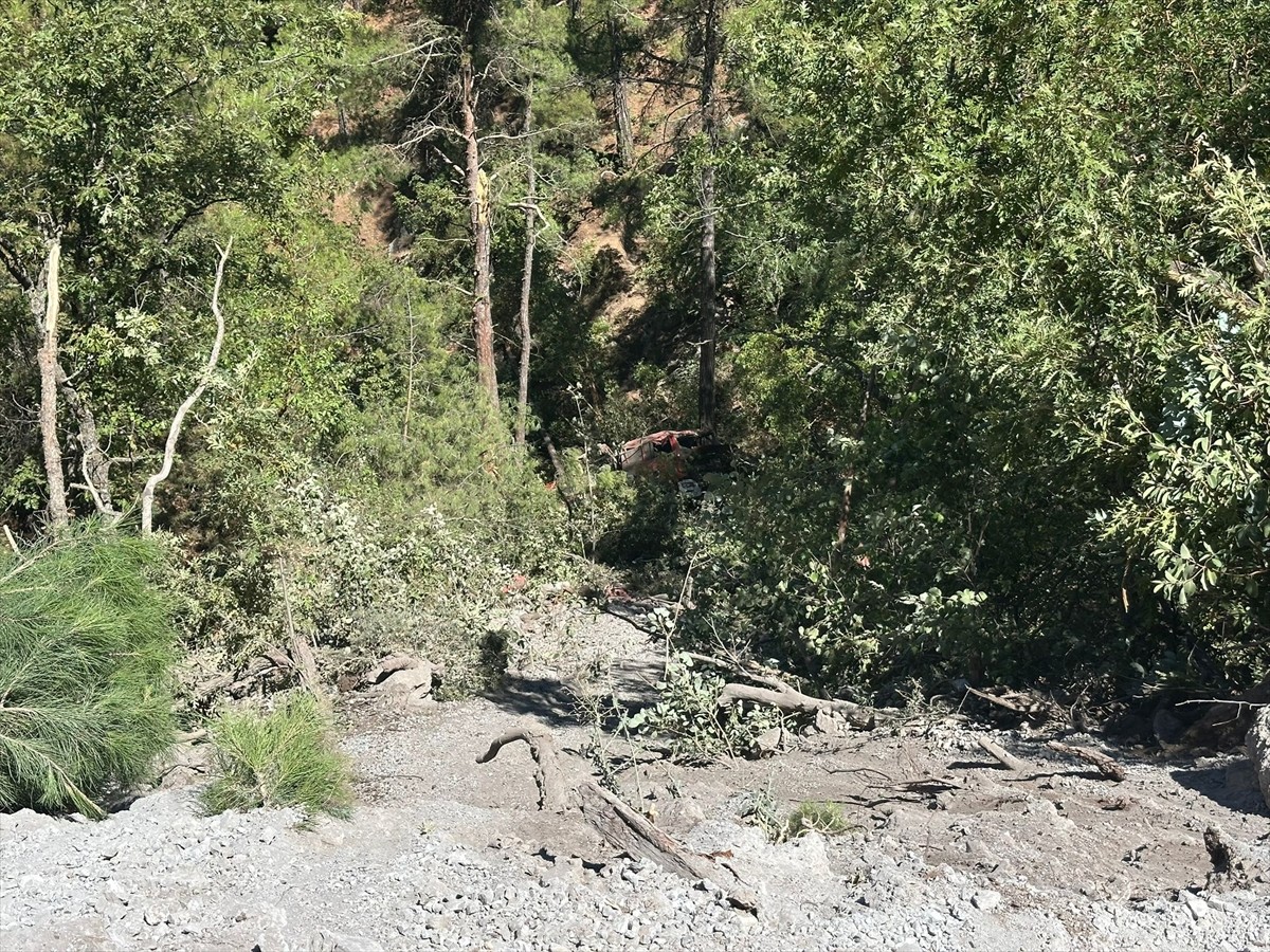 Osmaniye'de arazözün devrilmesi sonucu 1 kişi hayatını kaybetti, 4 kişi yaralandı. İhbar üzerine...