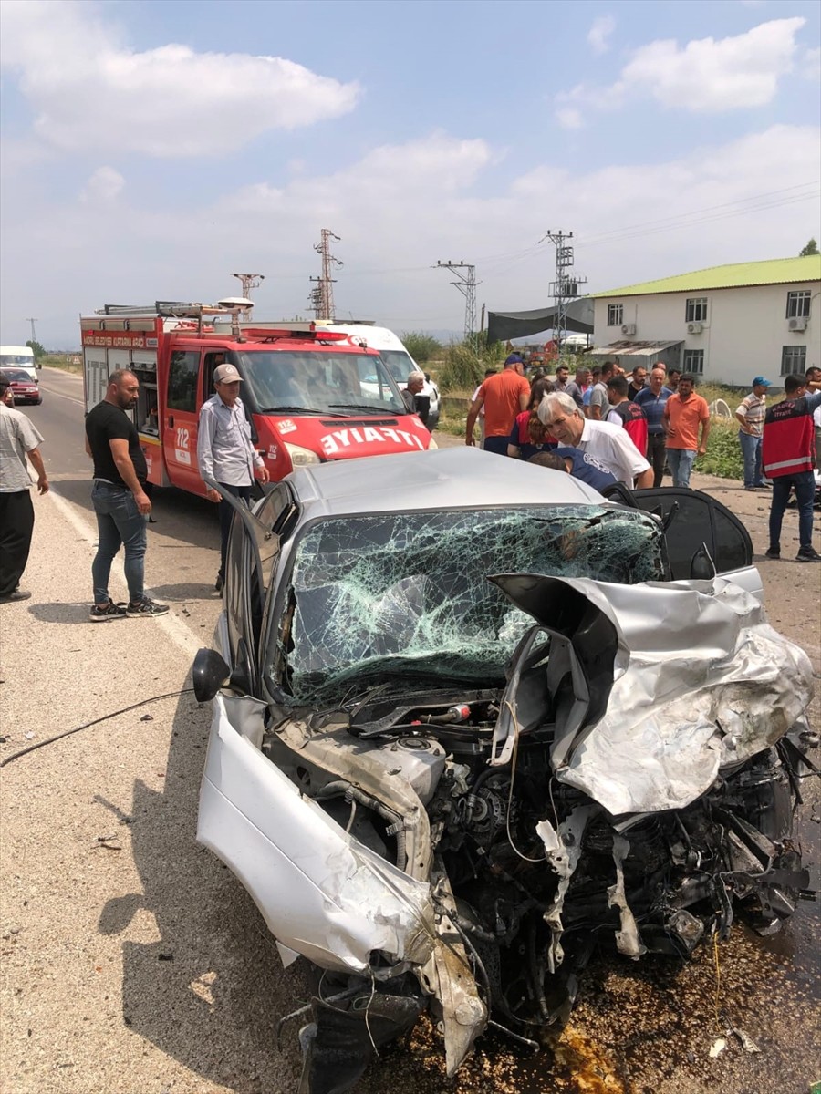 Osmaniye'nin Kadirli ilçesinde otomobil ile hafif ticari aracın çarpışması sonucu 1 kişi hayatını...