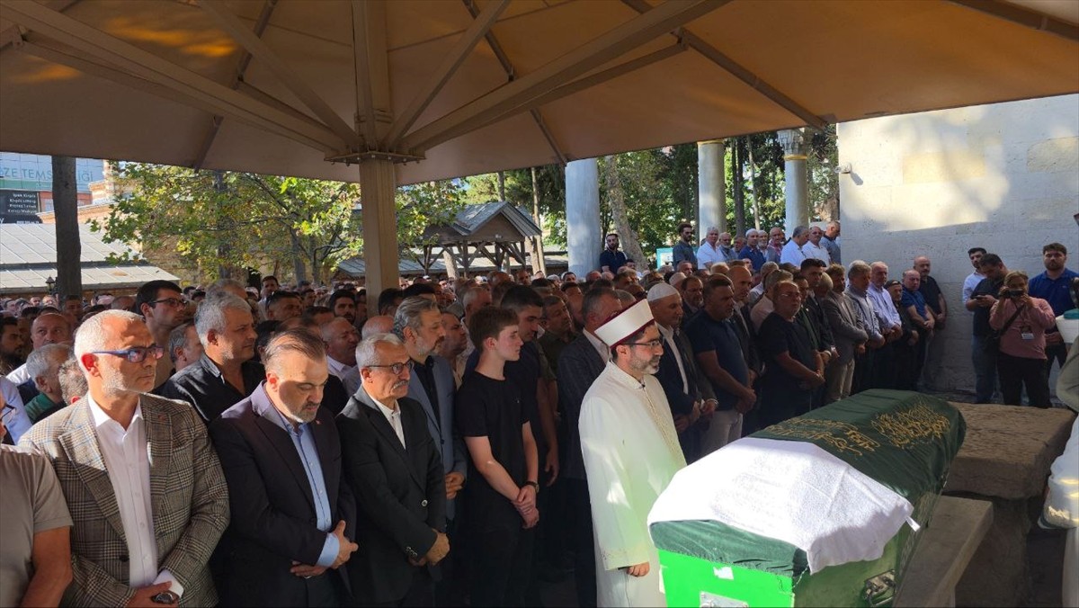 Rahatsızlığı nedeniyle bir süredir tedavi gördüğü hastanede 54 yaşında hayatını kaybeden 25. Dönem...